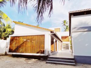 蒙达Casa Mundaú Tropical Beach Villa的海滩上带车库的房子