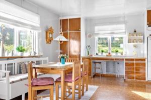 ÖverkalixCOZY Home with LAKE view-free WiFi - free SAUNA的一间厨房,里面配有桌椅