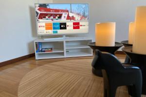 ÖverkalixCOZY Home with LAKE view-free WiFi - free SAUNA的一间客厅,客厅内配有一台平面电视,位于白色娱乐中心