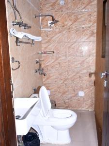 古尔冈Hotel Flora Inn的一间带卫生间和水槽的浴室