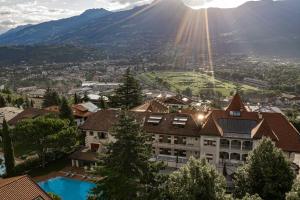 马伦格欧贝鲁耶特罗曼蒂克酒店的享有以山为背景的城镇美景