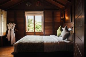 锡吉里亚Sigiriya King's Resort的一间卧室设有一张大床和一个窗户。