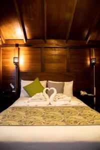 锡吉里亚Sigiriya King's Resort的床上有两条天鹅绒毛巾