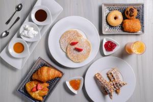 新德里洛蒂酒店 - 世界领先酒店成员的餐桌,包括糕点和其他早餐食品