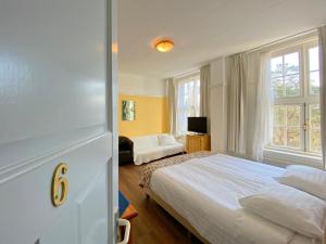 滨海贝亨辉煌之家庄园的一间卧室设有一张大床和一个窗户。