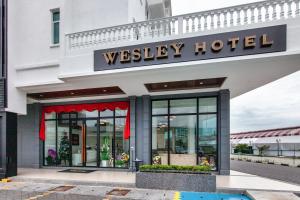 大山脚Wesley Hotel的西利酒店大楼,上面有标志