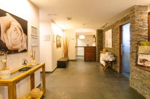 RenedoArha Reserva del Saja的走廊上设有石墙的房间