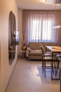 诺维萨德Korpa Deli Rooms SPA的客厅配有沙发和桌椅