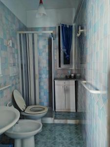 新福卡Villa Anna的浴室配有卫生间、盥洗盆和淋浴。