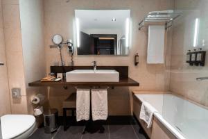 拉拉古纳拉古纳大酒店的一间带水槽、浴缸和卫生间的浴室