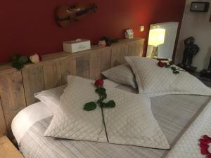 通厄伦安缇奎库克住宿加早餐旅馆的一张带两个枕头的床,上面有花