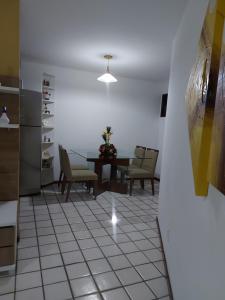 马塞约Apartamento na praia de Jatiuca的厨房以及带桌椅的用餐室。