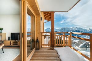 拉普德兹Residence Hameau de Clotaire Alpe d'Huez - by EMERALD STAY的客房设有山景阳台。