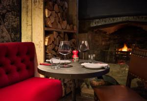克兰菲尔德The Double Red Duke, Cotswolds的一张桌子、两杯酒和壁炉