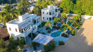 巴卡拉尔Blue Palm Bacalar的享有带游泳池的房屋的空中景致