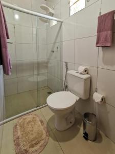 费尔南多 - 迪诺罗尼亚Casa do Anjo的一间带卫生间和玻璃淋浴间的浴室