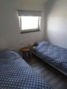 OirloDe Maplerik的小型客房 - 带2张床和窗户
