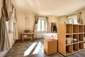 Cremolino玛格丽塔健康住宿加早餐旅馆的一间卧室设有一张床和一个书架