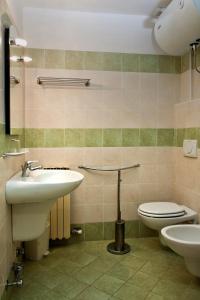 帕苏德尔托纳莱莱蒂维尔公寓式酒店的一间带水槽和卫生间的浴室