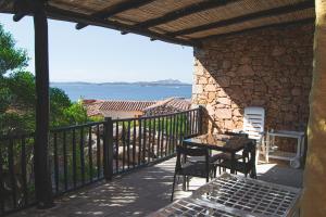 巴哈撒丁岛Residence I Cormorani Bis的一个带桌椅的庭院和大海