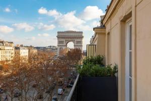 巴黎富勒里峰酒店的从大楼的阳台上可以欣赏到三角形的景色