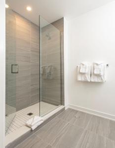 格雷文赫斯特Muskoka Bay Resort的带淋浴的浴室和玻璃门