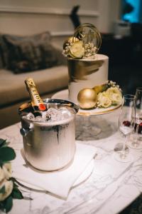 布德瓦Boutique Hotel Vissi d'Arte的一张桌子,上面放着一桶葡萄酒和一块蛋糕