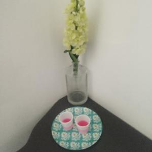 瓜亚基尔Boel Boutique Hostal的一张桌子,上面有两杯,花瓶