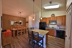 Lodge at Ten Mile & Granby Ranch的厨房或小厨房