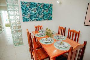 塞古罗港Apartamento Duplex Mont Moriá的一张带椅子的木制餐桌和一幅画