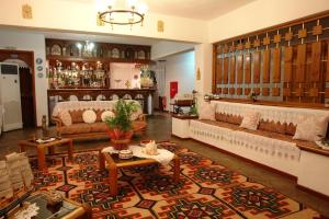 帕诺尔莫斯斯科派洛斯阿弗洛蒂提酒店的客厅配有沙发和桌子