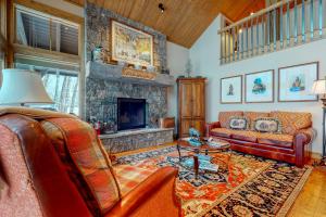 杰克逊Teton View Cabin的带沙发和壁炉的客厅