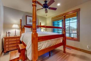 杰克逊Teton View Cabin的一间卧室配有四柱床和吊扇
