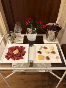 Rosà贾尔迪诺亚佩里住宿加早餐旅馆的一张桌子,上面放着两盘食物