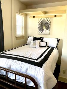 俄克拉何马城Bright OKC Midtown Studio-Coolest neighborhood的一间卧室配有一张大床,提供黑白枕头