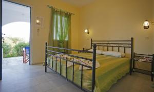 阿吉奥斯普罗科皮奥斯红湖考拉斯公寓的一间卧室设有一张床和一个大窗户
