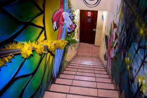 利马Passion Hostel - Barranco的墙上挂有画的走廊