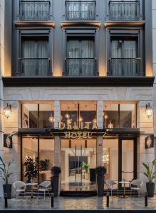 伊斯坦布尔Delita City Hotel的大楼前设有桌椅的酒店