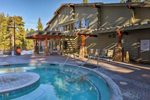 特拉基Truckee Condo with Grill and Northstar Resort Shuttle的相册照片