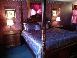 AnnandaleThe Thayer的一间卧室配有一张床和两个带灯的床头柜