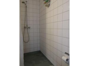 哥本哈根ApartmentInCopenhagen Apartment 743的浴室铺有白色瓷砖,设有淋浴。