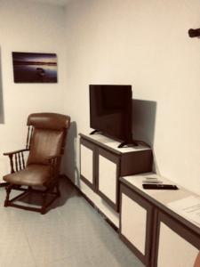 阿里纳加Casa Mar Azul的客厅配有椅子和电视