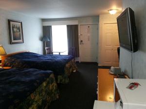 霍普赫里蒂奇汽车旅馆的酒店客房设有两张床和一台平面电视。