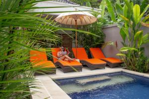 Bali Komang Guest House Sanur内部或周边的泳池
