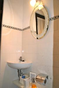 科洛尼亚-德尔萨克拉门托Estudio Taller de Tejas Colonia B&B的一间带水槽和镜子的浴室