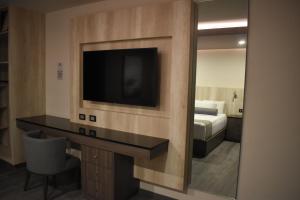 提华纳福伦迪勒蒂华纳酒店的酒店客房设有电视和床。