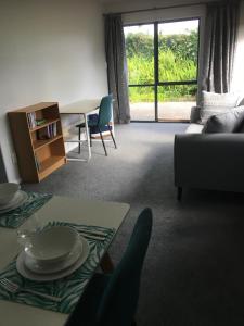 陶朗加Te Harinui - Peaceful rural escape的客厅配有沙发和桌子