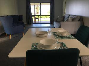 陶朗加Te Harinui - Peaceful rural escape的客厅配有餐桌和餐具