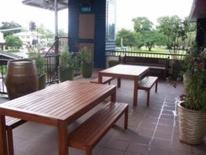 凯恩斯中央景观酒店的两把木凳坐在庭院