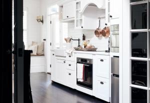 萨沙弗拉斯黑木檫别墅的白色的厨房配有白色橱柜和水槽